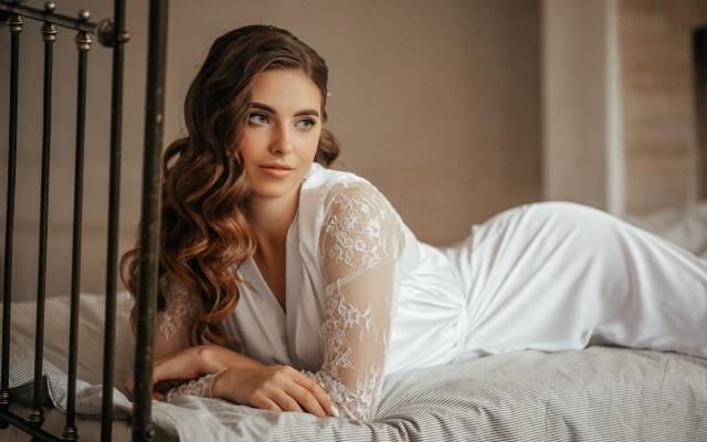 Eszter mattioni white robe fashion free wallpaper for desktop - medium preview image