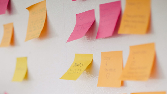 Sticky notes wall clock enguerrand free wallpaper for desktop - medium preview image