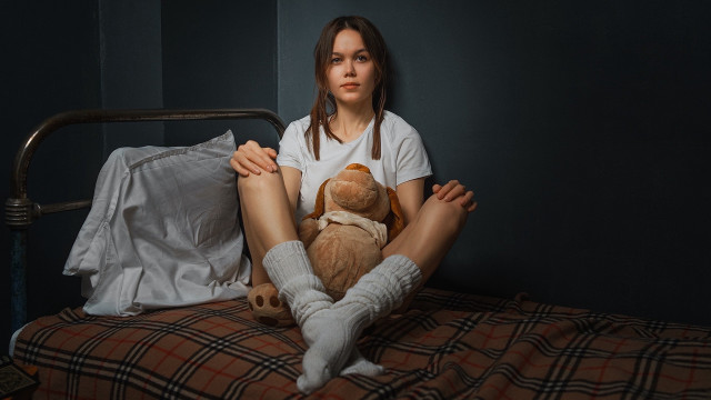 Woman sitting teddy bear portrait free wallpaper for desktop - medium preview image