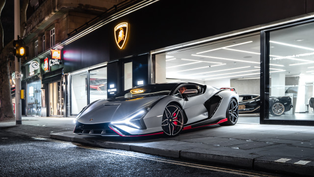 Silver sports car night lamb free wallpaper for desktop - medium preview image