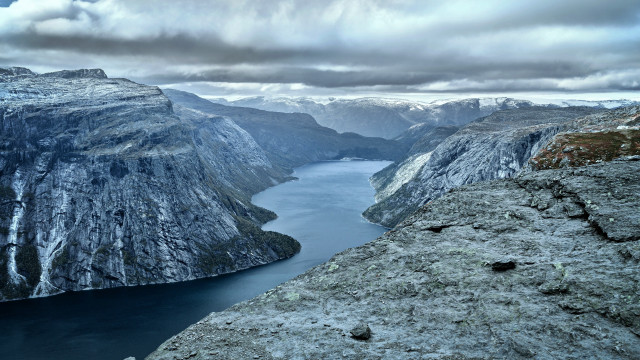 Mountain lake view nature scenery free wallpaper for desktop - medium preview image