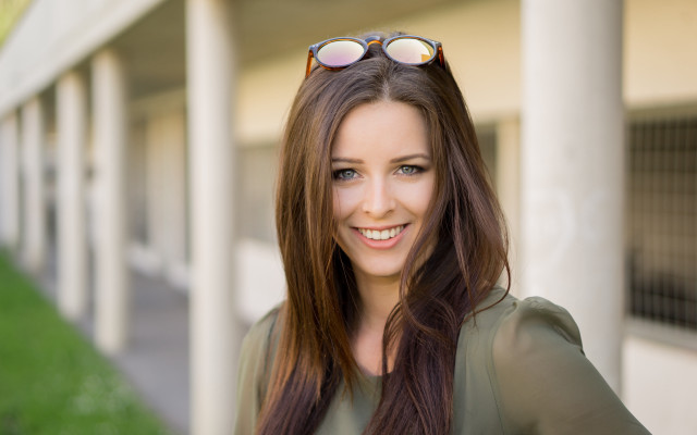 Eszter mattioni portrait building blurry free wallpaper for desktop - medium preview image