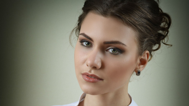 Woman white shirt necklace photorealistic free wallpaper for desktop - medium preview image