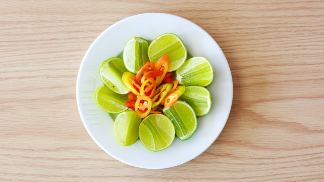 Plate food flower table top free wallpaper for desktop - medium preview image