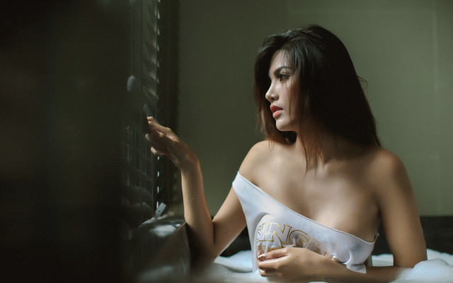 Woman white dress bed mirror #3 free wallpaper for desktop - medium preview image