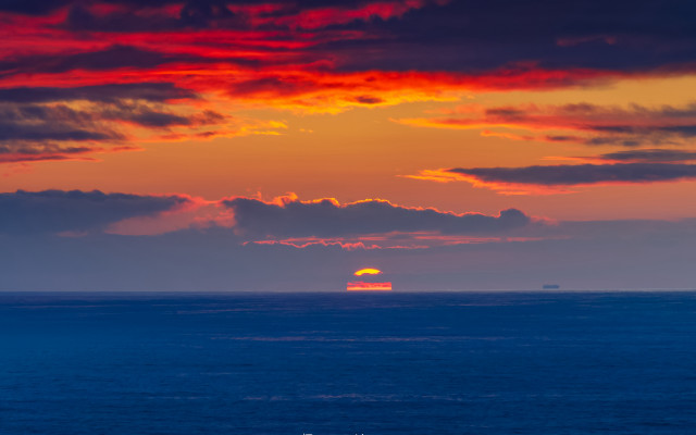 Sunset ocean boat clouds hue free wallpaper for desktop - medium preview image