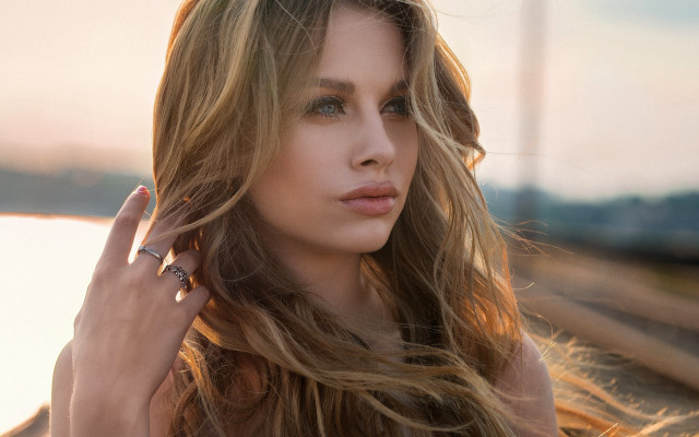 Eszter mattioni beach wind blonde free wallpaper for desktop - medium preview image