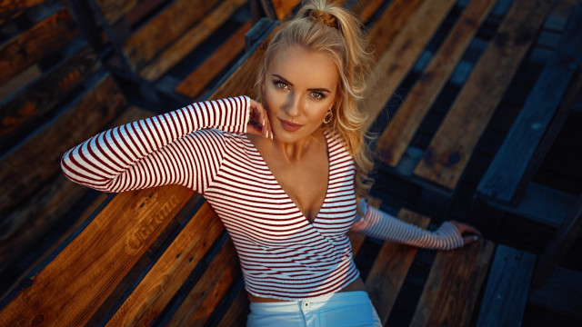 Woman bench bandaged blonde darkskin free wallpaper for desktop - medium preview image