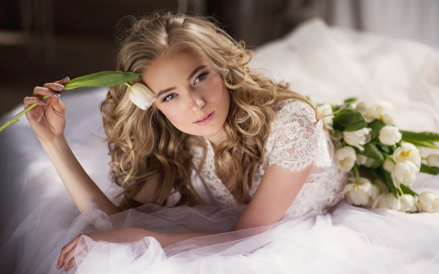 Woman flower bouquet sculpture fashion free wallpaper for desktop - medium preview image