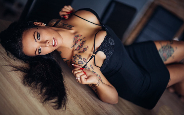 Tattooed woman laying sexy blurry free wallpaper for desktop - medium preview image
