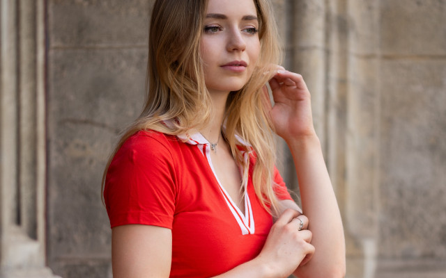 Red shirt portrait blonde blurry free wallpaper for desktop - medium preview image