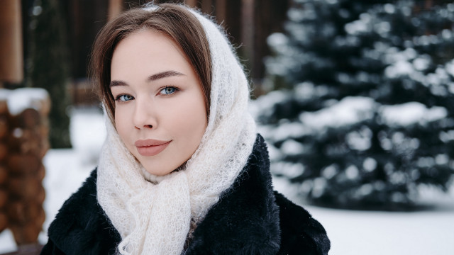 Snowy woman scarf bokeh coat free wallpaper for desktop - medium preview image