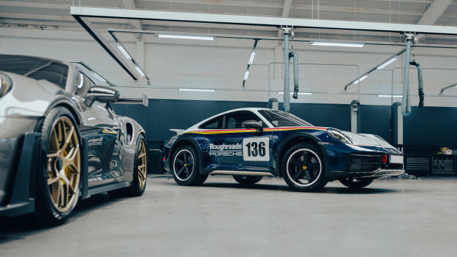 Porsche 911 cup car garage free wallpaper for desktop - medium preview image
