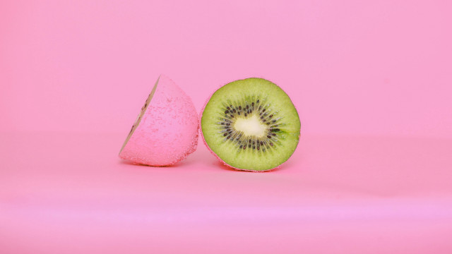 Kiwi fruit sliced pink background free wallpaper for desktop - medium preview image