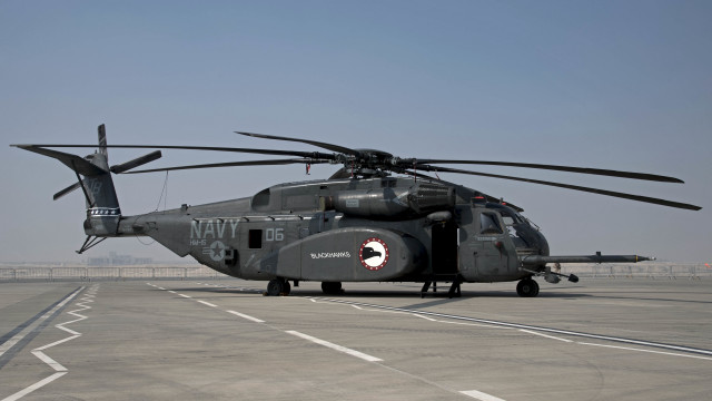 Helicopter airport tarmac pilot children free wallpaper for desktop - medium preview image