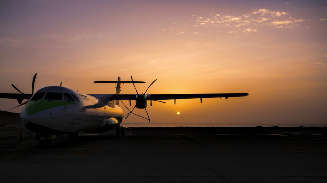 Small plane sunset tarmac sun free wallpaper for desktop - medium preview image