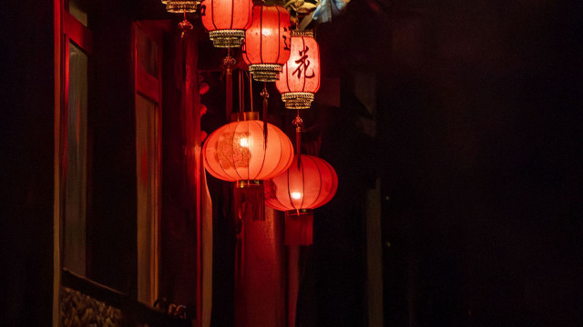 Red lanterns night scene clock free wallpaper for desktop - medium preview image