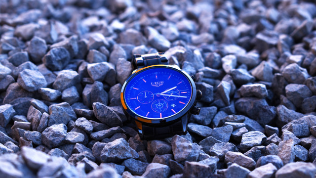 Watch rocks blue face yellow free wallpaper for desktop - medium preview image