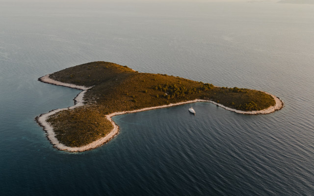 Island boat ocean aerial romanticism free wallpaper for desktop - medium preview image