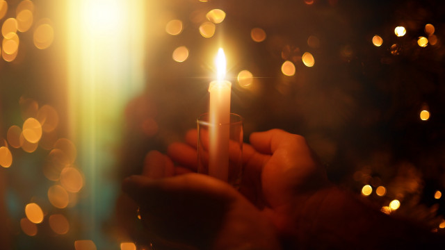 Candlelight magic bokeh christmas lanterns free wallpaper for desktop - medium preview image