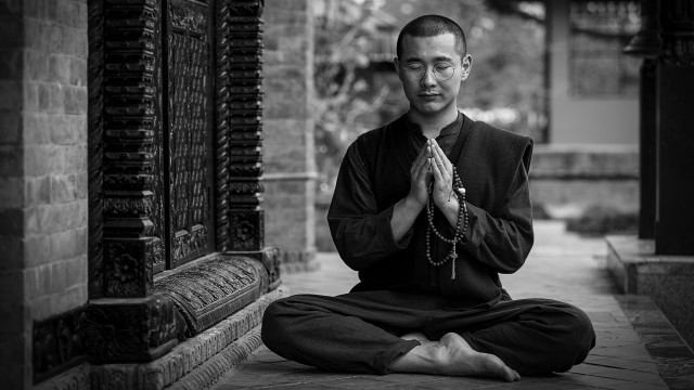 Man lotus courtyard blackwhite phuocquan free wallpaper for desktop - medium preview image