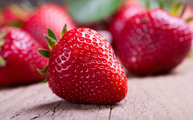 Strawberries leaves blurry background depthoffield free wallpaper for desktop - medium preview image