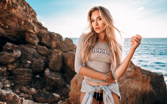 Woman beach ocean fashion portrait free wallpaper for desktop - medium preview image