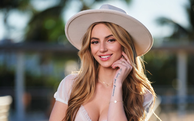 Woman hat smile bokeh portrait free wallpaper for desktop - medium preview image
