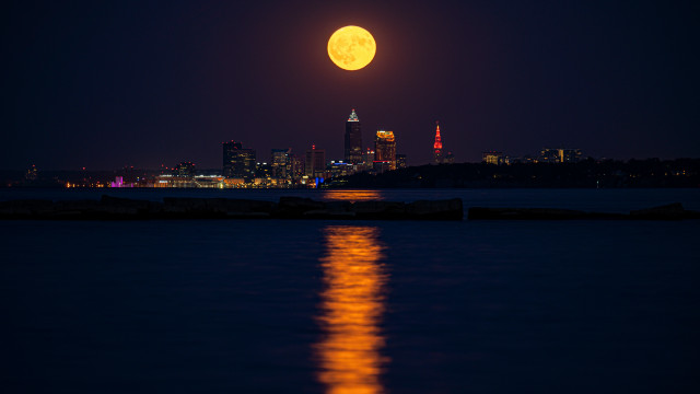 Full moon city skyline water free wallpaper for desktop - medium preview image