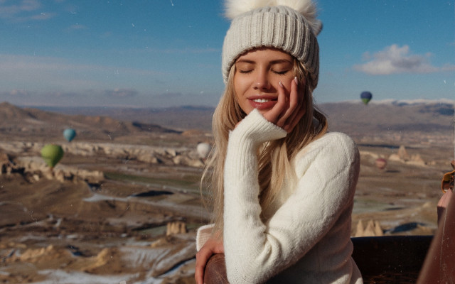 Woman white sweater hat hotairballoon free wallpaper for desktop - medium preview image