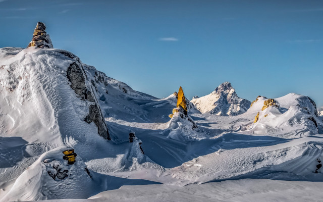 Snowy mountain yellow flag panorama free wallpaper for desktop - medium preview image