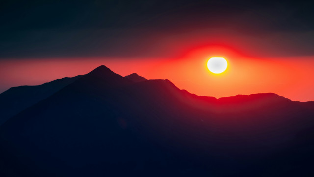 Sunset mountain range bright sun free wallpaper for desktop - medium preview image