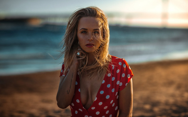 Woman polka dot dress beach free wallpaper for desktop - medium preview image