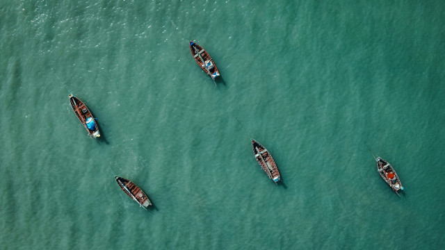 Boats water lake ocean space free wallpaper for desktop - medium preview image