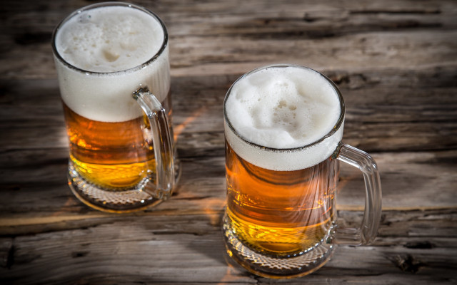 Beer mugs wooden table UE5 free wallpaper for desktop - medium preview image