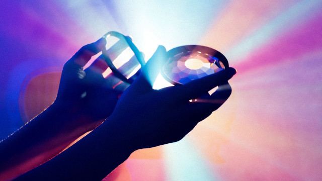 Light bulb hologram luminais glowing free wallpaper for desktop - medium preview image