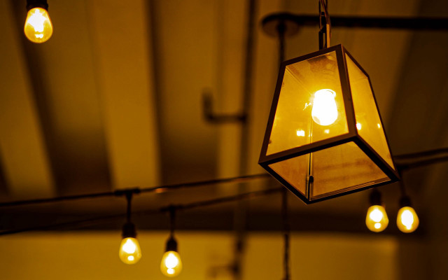 Light fixture hanging bulbs Évariste free wallpaper for desktop - medium preview image