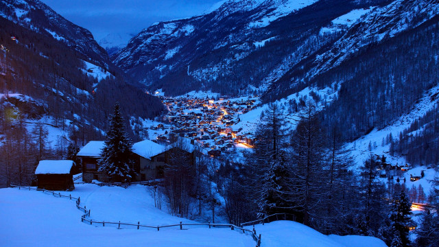 Snowy mountain village ski slope free wallpaper for desktop - medium preview image