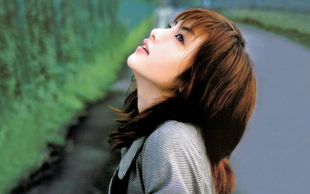 Woman greenwall lookingup blurry nature free wallpaper for desktop - medium preview image