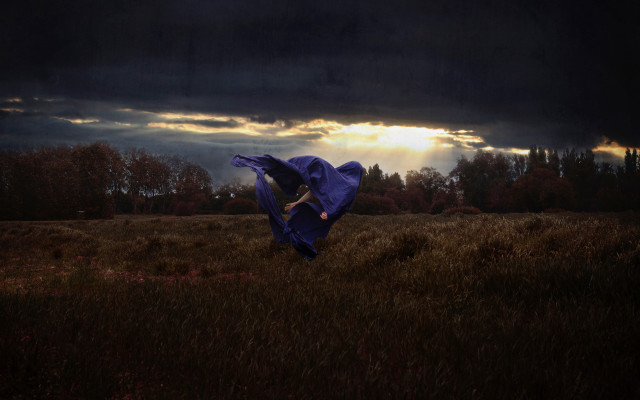 Woman blue dress field sunbeam free wallpaper for desktop - medium preview image