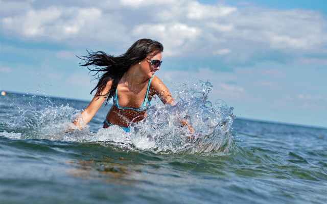 Woman bikini surfing ocean sunny free wallpaper for desktop - medium preview image