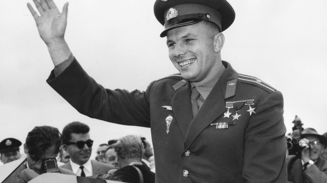 Military man waves crowd sunglasses free wallpaper for desktop - medium preview image