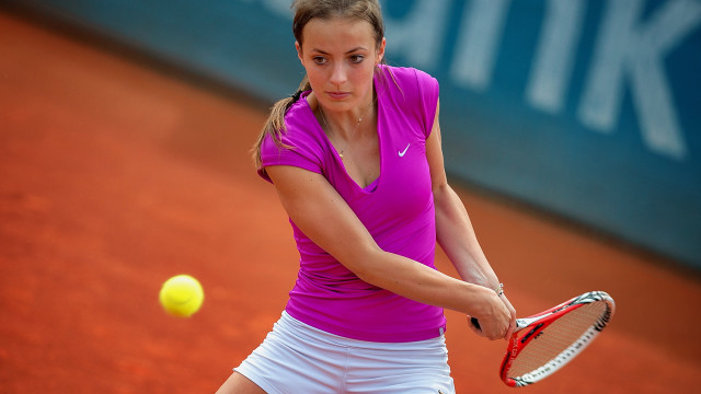 Tennis woman purple shirt white free wallpaper for desktop - medium preview image