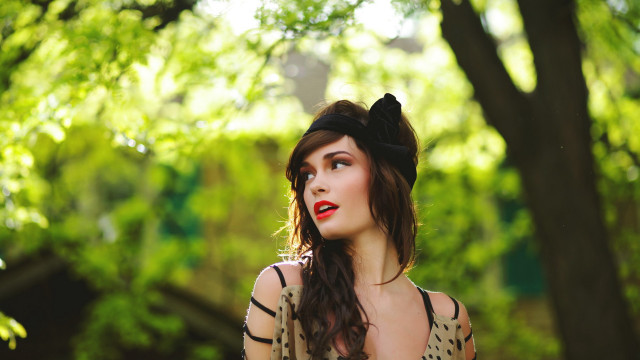 Woman bow polka dot dress free wallpaper for desktop - medium preview image