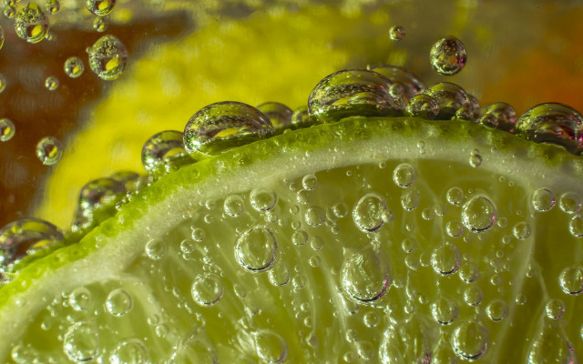 Lime water droplets macro underwater free wallpaper for desktop - medium preview image