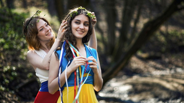 Girls streamers woods christmas dress free wallpaper for desktop - medium preview image