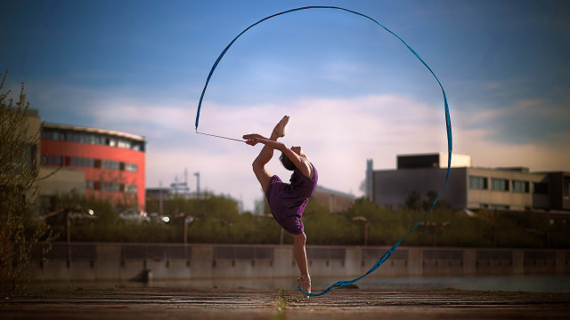 Handstand hoop sculpture cityscape outdoors free wallpaper for desktop - medium preview image