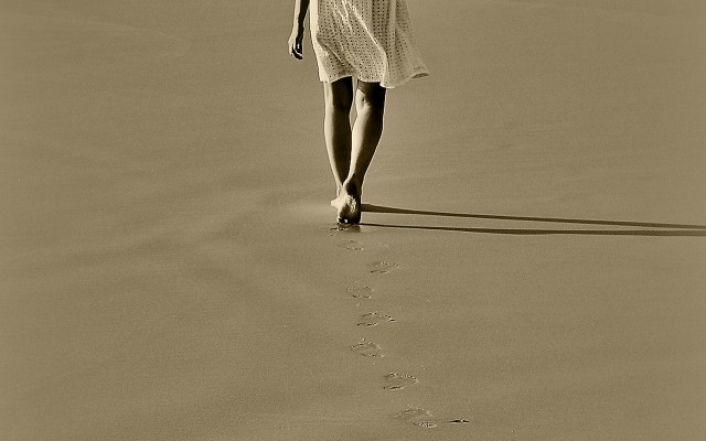 Woman beach hat dress footprints free wallpaper for desktop - medium preview image