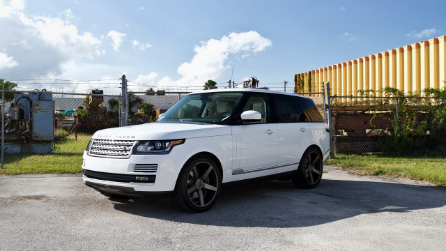 White range rover parked yellow free wallpaper for desktop - medium preview image