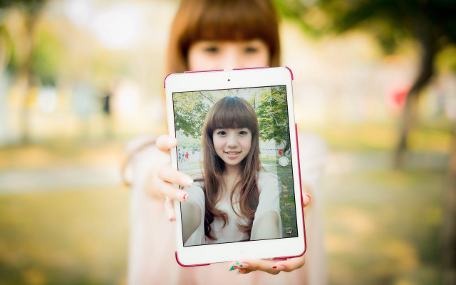 Woman selfie park blurry bokeh free wallpaper for desktop - medium preview image